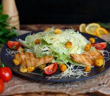 Салат Цезарь с курицей