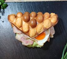 Гонконгская вафля с беконом и яичницей