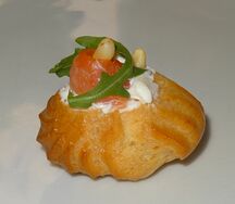Классические профитроли со сливочным сыром и слабосолёной форелью