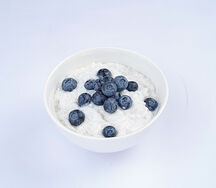 Каша рисовая на кокосовом молоке с голубикой