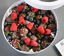 Клубника в шоколаде в круглой коробке М