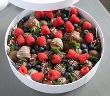 Клубника в шоколаде в круглой коробке L