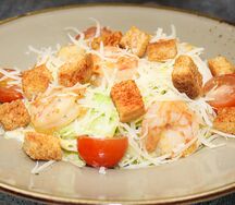 Салат Цезарь с креветками