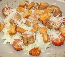 Салат Цезарь с курицей