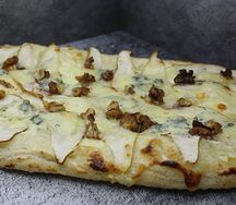 Римская пицца с грушей, сыром с голубой плесенью и грецкими орехами