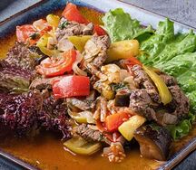 Говядина тушенная в казане с гарниром на выбор