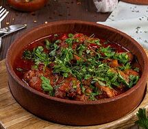 Тушеная говядина в томатном соусе