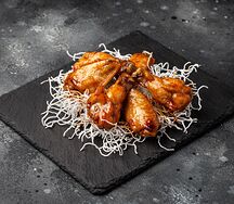 Крылья куриные в медовой глазури на жареной фунчозе