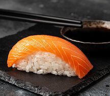 Суши с копченым лососем