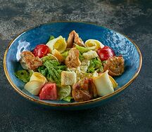 Теплый салат с куриным бедром и копченым сыром сулугуни