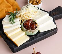 Ассорти из домашних сыров
