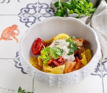 Салат с хрустящими баклажанами, креветками и страчателлой