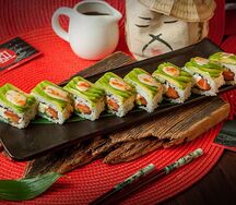 Ролл с лососем и авокадо