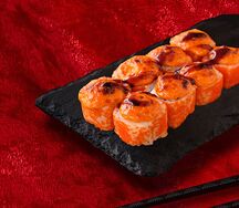 Запеченный ролл с лососем и снежным крабом