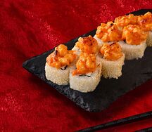 Запеченный ролл с копченым угрем и соусом спайси