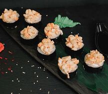 Рио ролл с тигровой креветкой и острым соусом