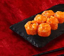 Запеченный ролл с лососем и креветкой темпура под сырной шапкой