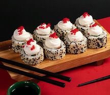 Ролл Ya с нежным лососем под сыром в обсыпке из икринок масаго