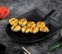 Ролл запечённый с острым лососем