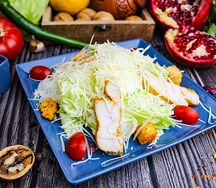 Салат Цезарь с курицей