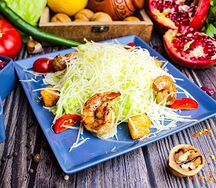 Салат Цезарь с креветками