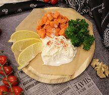 Копченый лосось со страчетеллой