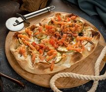 Пицца с копченой семгой