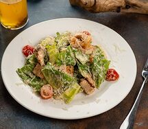 Салат Цезарь с курицей