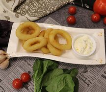 Кольца кальмара с белым чесночным соусом
