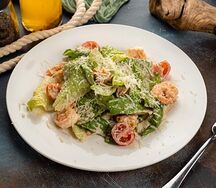 Салат Цезарь с креветками