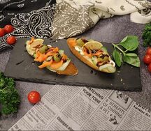 Брускетты с копченым лососем и сыром