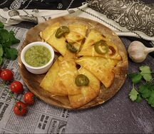 Кукурузные чипсы начос с гуакамоле и халапеньо