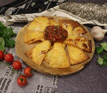 Кукурузные чипсы начос с соусом сальса