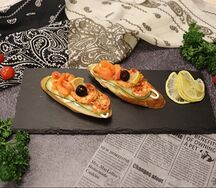 Брускетты с копченым лососем и креветкой