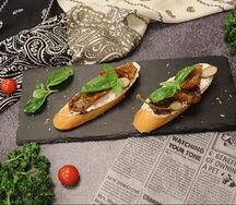 Брускетты с вялеными помидорами