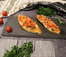 Брускетты с помидором и базиликом