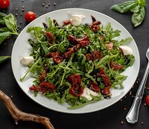 Салат Руккола с вялеными томатами