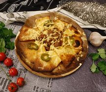Кукурузные чипсы начос с говяжьим фаршем и халапеньо