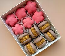 Сет макарон Медовик и Клубнично-кокосовое мороженое M