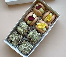 Набор макарон Взбитая карамель с солёным крекером, Морковный торт S