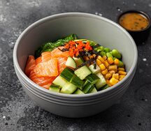 Поке с лососем под кунжутным соусом