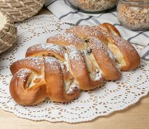 Коса с творогом и изюмом