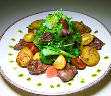 Теплый салат с куриной печенью