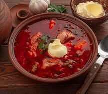 Борщ по-грузински с мясом и сметаной