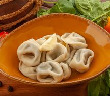 Пельмени с сыром сулгуни и шпинатом