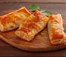 Пирожок слоёный с мясом