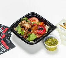 Салат с курицей, печеными овощами и соусом чимичурри