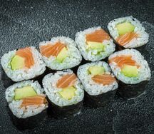 Маки-ролл с лососем и авокадо