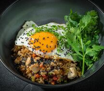 Рис с курицей, овощами и жареным яйцом