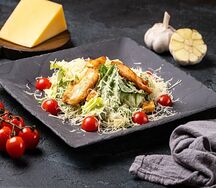 Салат Цезарь с курицей